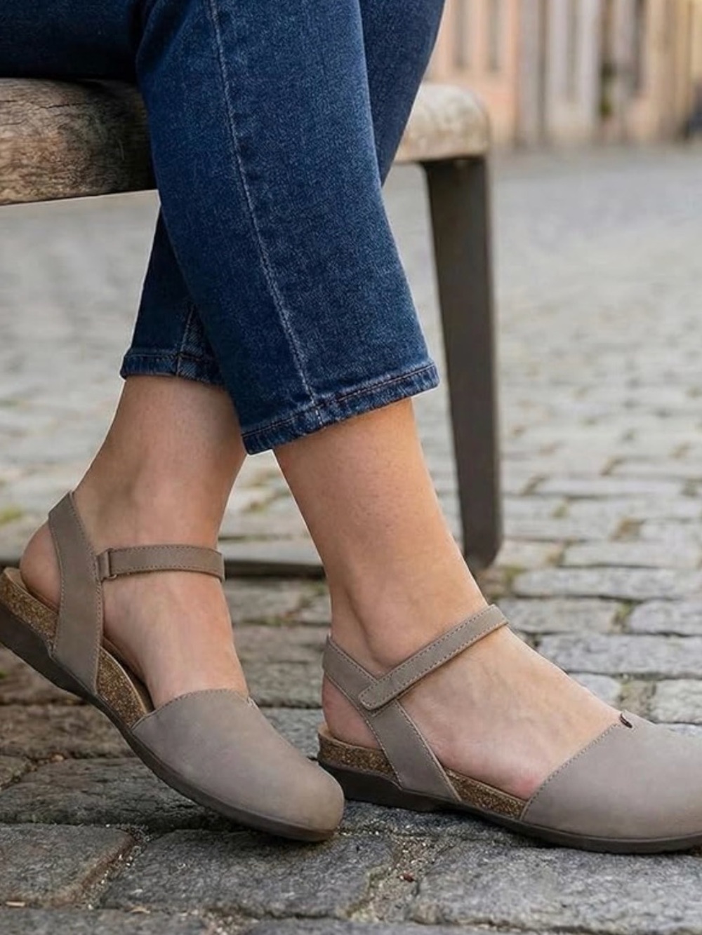 NWOT Athlefit Women's Closed Toe Comfort Flat Sandals SZ 8.5 Taupe